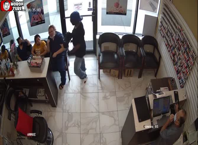 Video :No one seems to care when a thug tries to loot a nail shop!